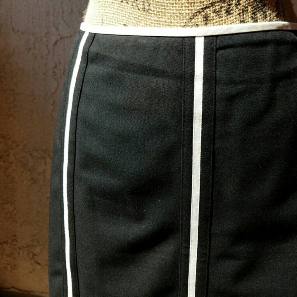 Ann Taylor Black skirt white piping trim lined Sz.14P Business Casual Classic - Picture 3 of 3